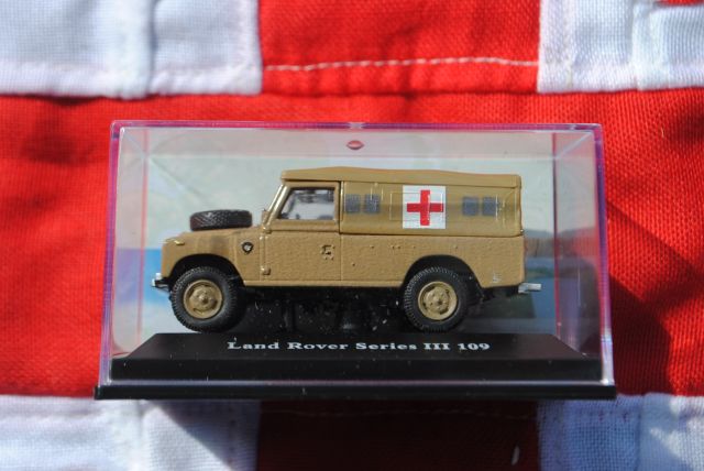 Oxford 711XND2 Land Rover Serie III 109 AMBULANCE 